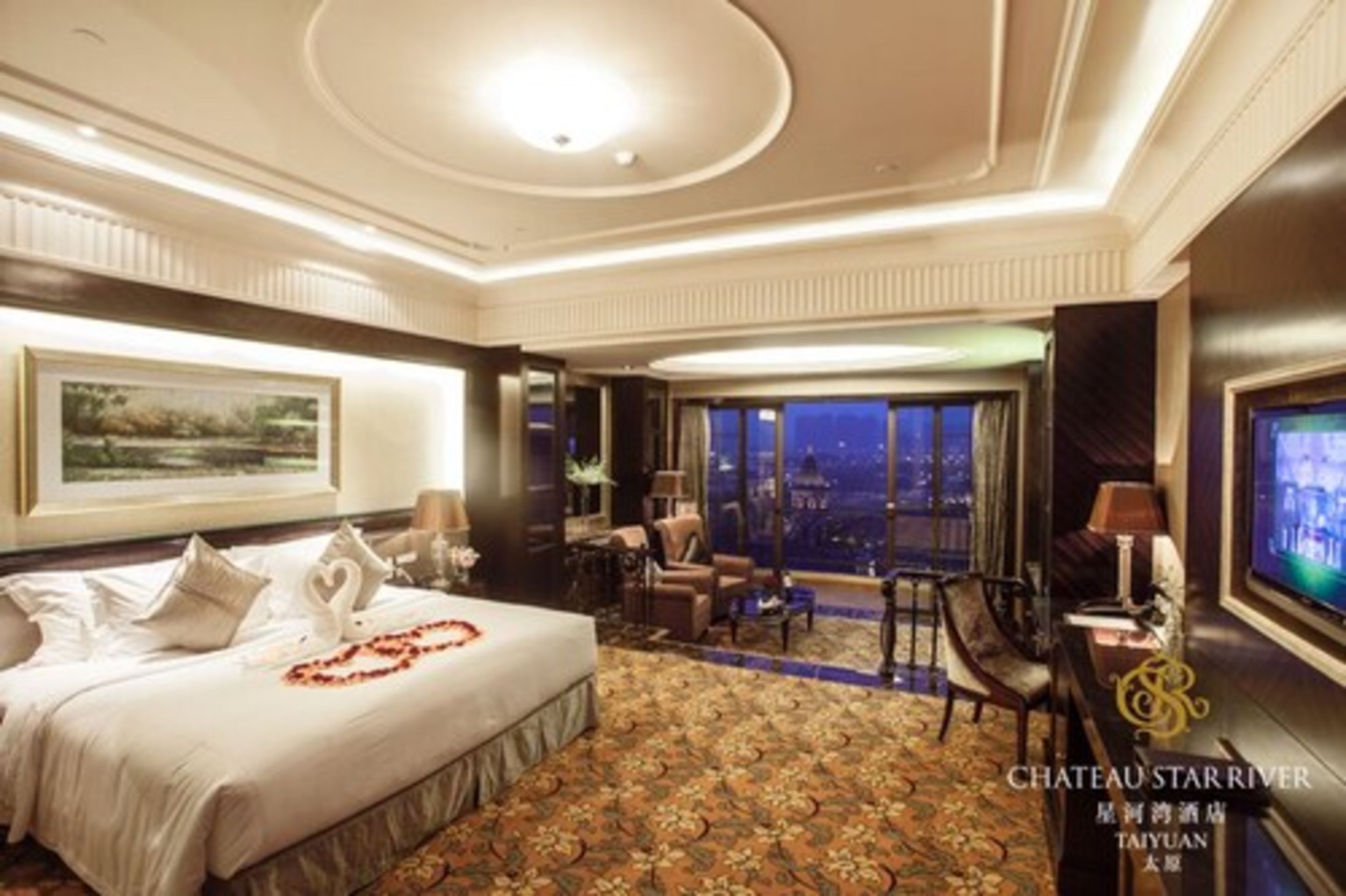 premium bedding, down duvets, free minibar items, in-room safe