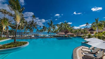 3 ulkouima-allasta, aurinkovarjoja, aurinkotuoleja