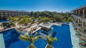 3 piscinas al aire libre, sombrillas, sillones reclinables de piscina