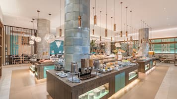 2 restaurantes; se sirve desayuno, almuerzo y cena; cocina internacional