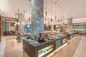 2 か所のレストラン、朝食、ランチ、ディナーに営業 (多国籍料理)