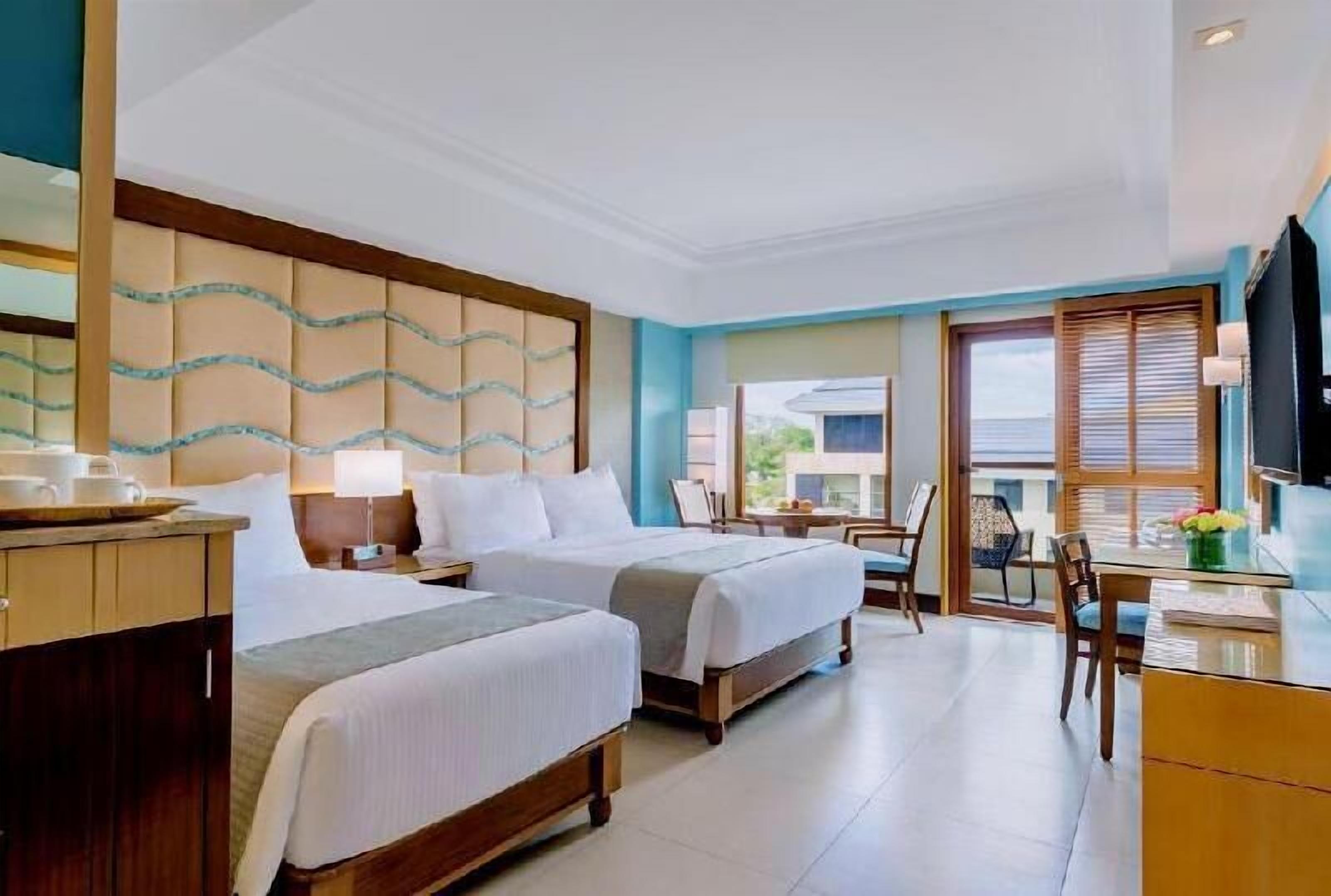 Ropa de cama de alta calidad y caja de seguridad en la habitación 