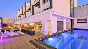 Outdoor pool, pool umbrellas, sun loungers