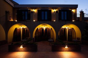 Fachada de la propiedad por la tarde o noche