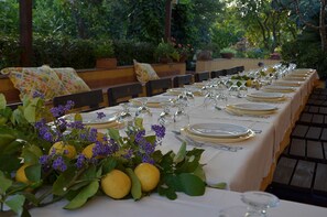 Petit déjeuner et dîner servis sur place, vue sur le jardin