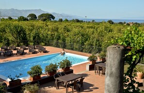 Seasonal outdoor pool, pool loungers - La Terra del Mezzo (Riposto)