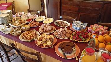 Tägliches inbegriffenes kontinentales Frühstück