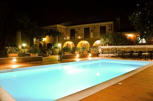 Una piscina al aire libre de temporada, sillones reclinables de piscina