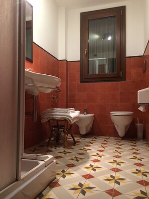 Douche, articles de toilette gratuits, sèche-cheveux, bidet