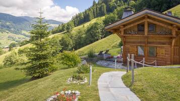 أغطية فراش متميزة وأسرّة بطبقة علوية مريحة وميني بار وخزنة داخل الغرفة