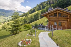 Luxe beddengoed, pillowtop-bedden, een minibar, een kluis op de kamer