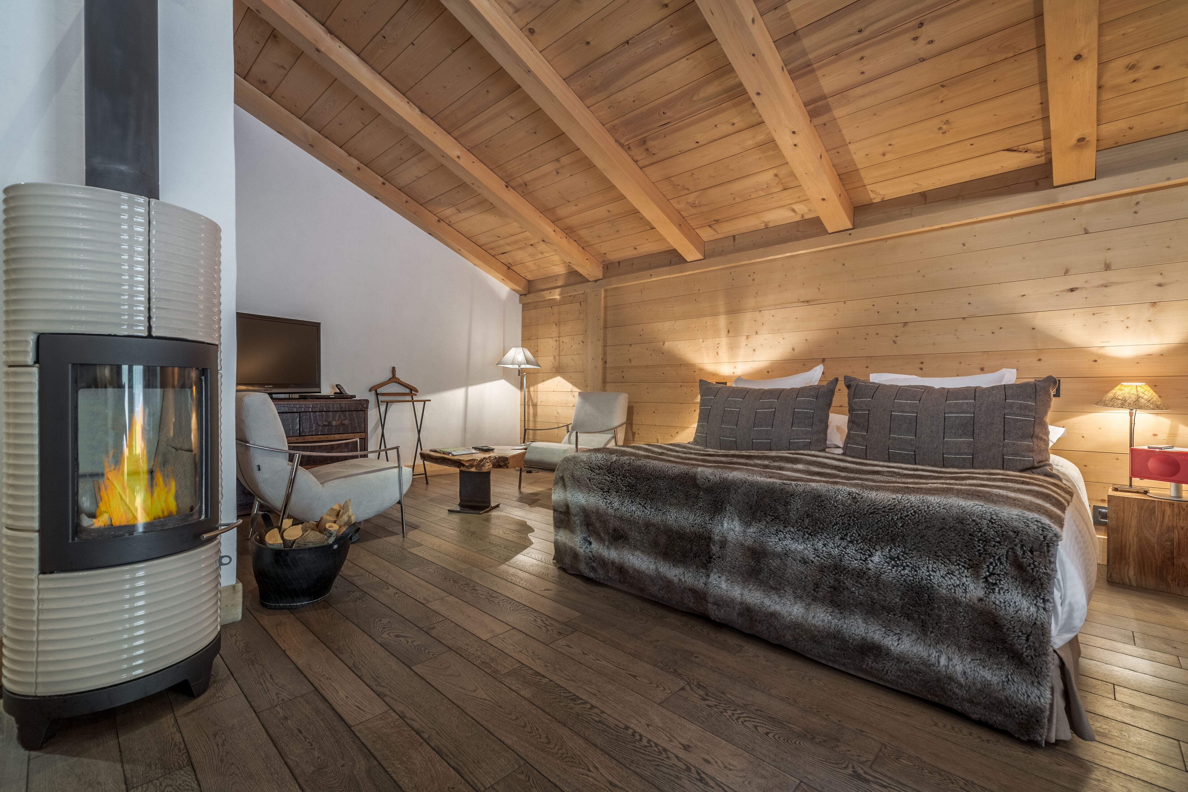 junior suite | premium bedding, pillow-top beds, minibar, in-room safe