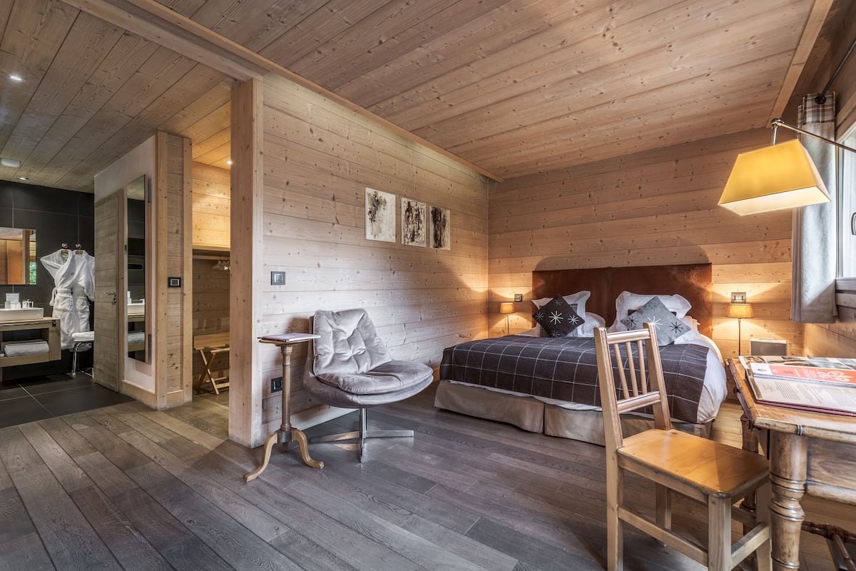 Ropa de cama de alta calidad, camas con pillow-top y minibar