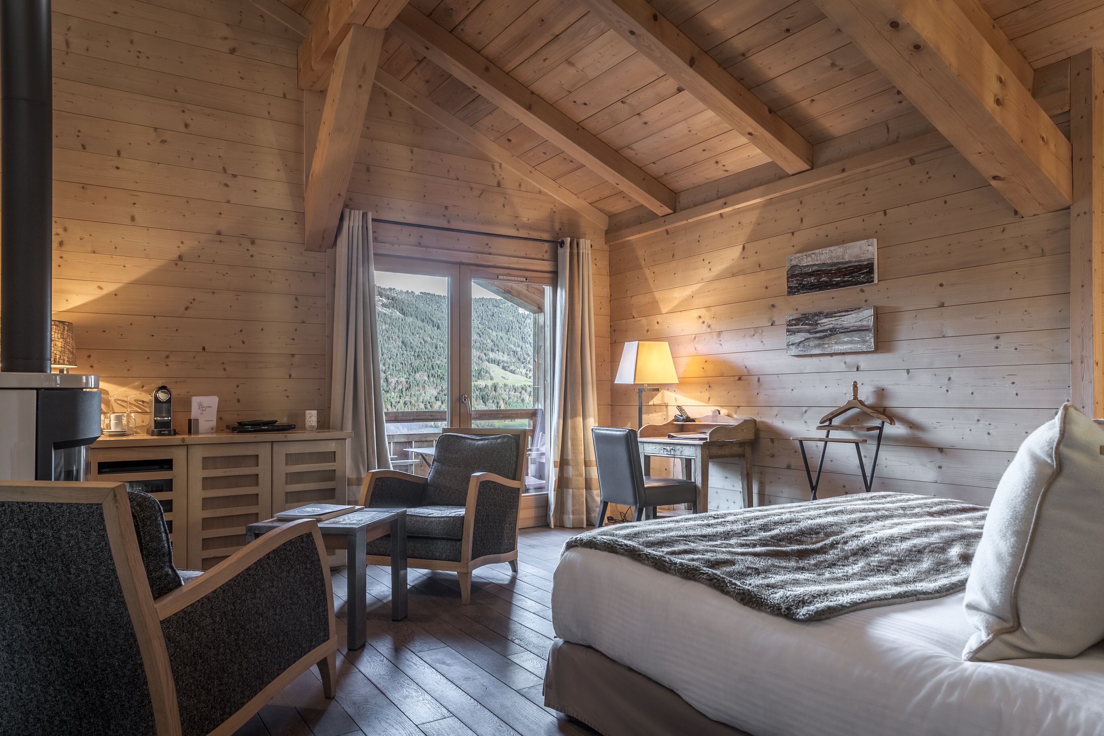 deluxe room | premium bedding, pillow-top beds, minibar, in-room safe