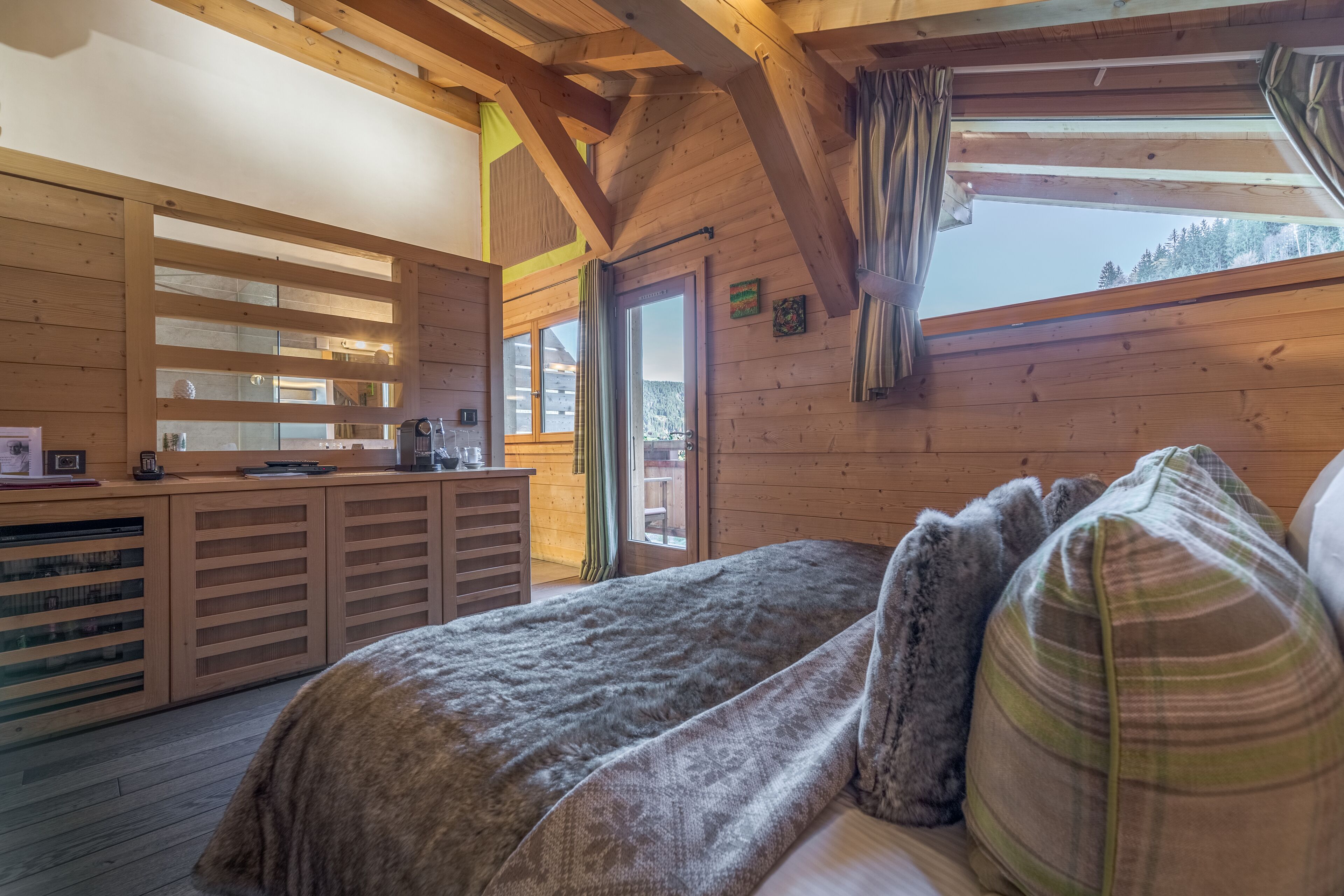 junior suite | premium bedding, pillow-top beds, minibar, in-room safe