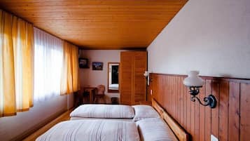 Habitación estándar con 1 cama matrimonial o 2 individuales, vista a la montaña | Caja de seguridad en la habitación, escritorio y wifi gratis