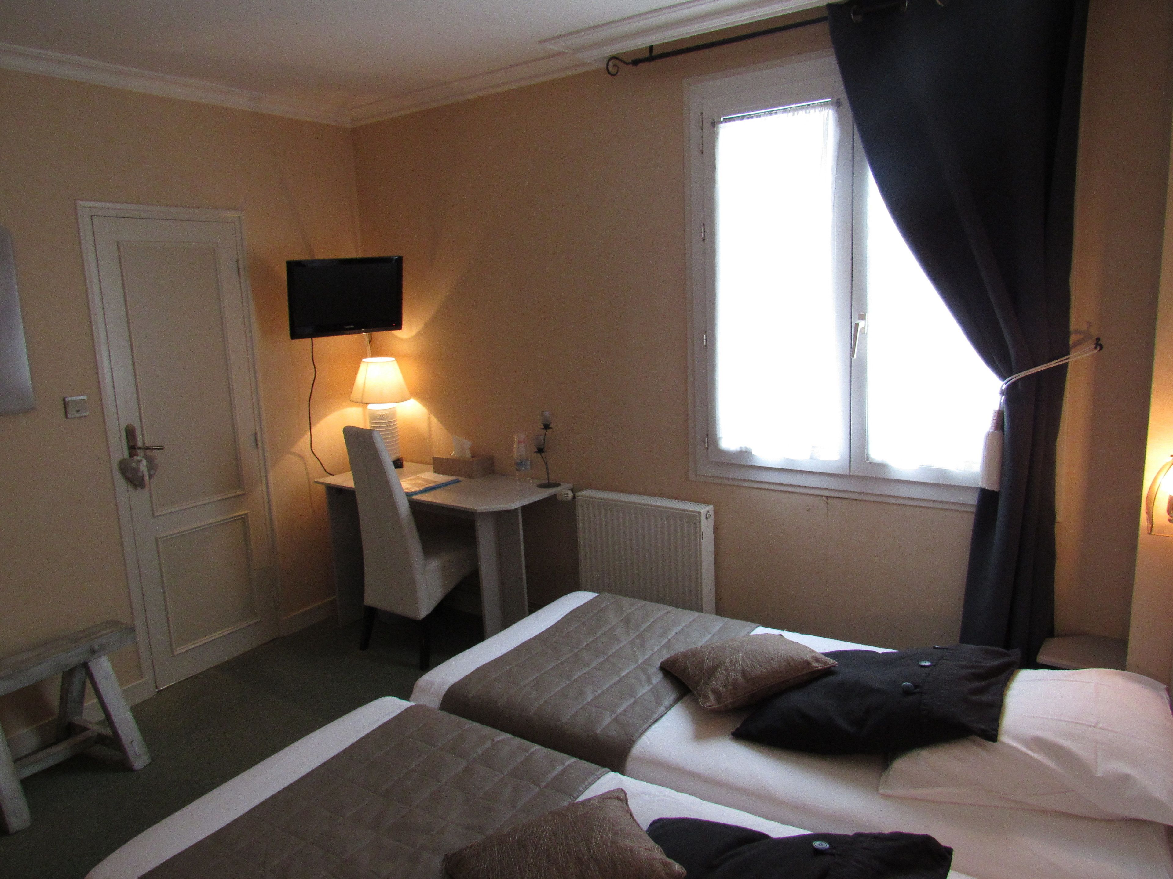 standard twin room | in-room safe, individually decorated, individually furnished, desk