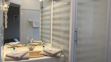Standard Double Room | Bathroom