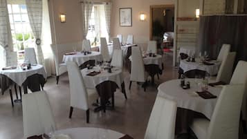 Breakfast, lunch, dinner served; French cuisine