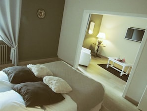 Suite | 1 bedroom, in-room safe, individually decorated, individually furnished - Hotel de la Marne (Paimpol)