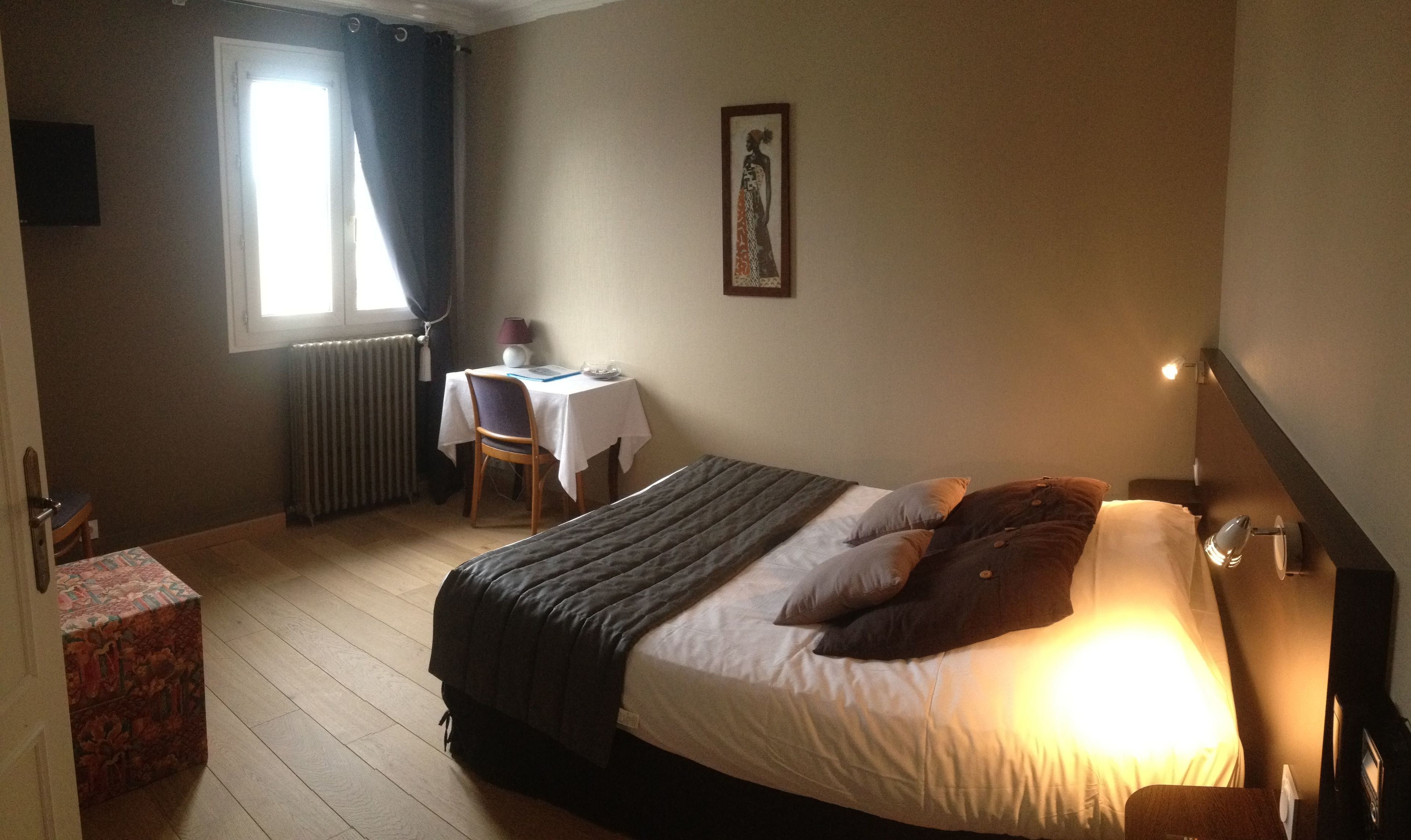 standard double room | in-room safe, individually decorated, individually furnished, desk
