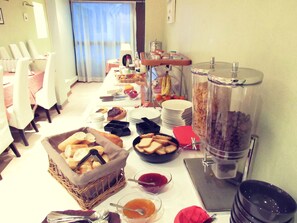 Se ofrece un desayuno bufé todos los días (por un coste adicional)