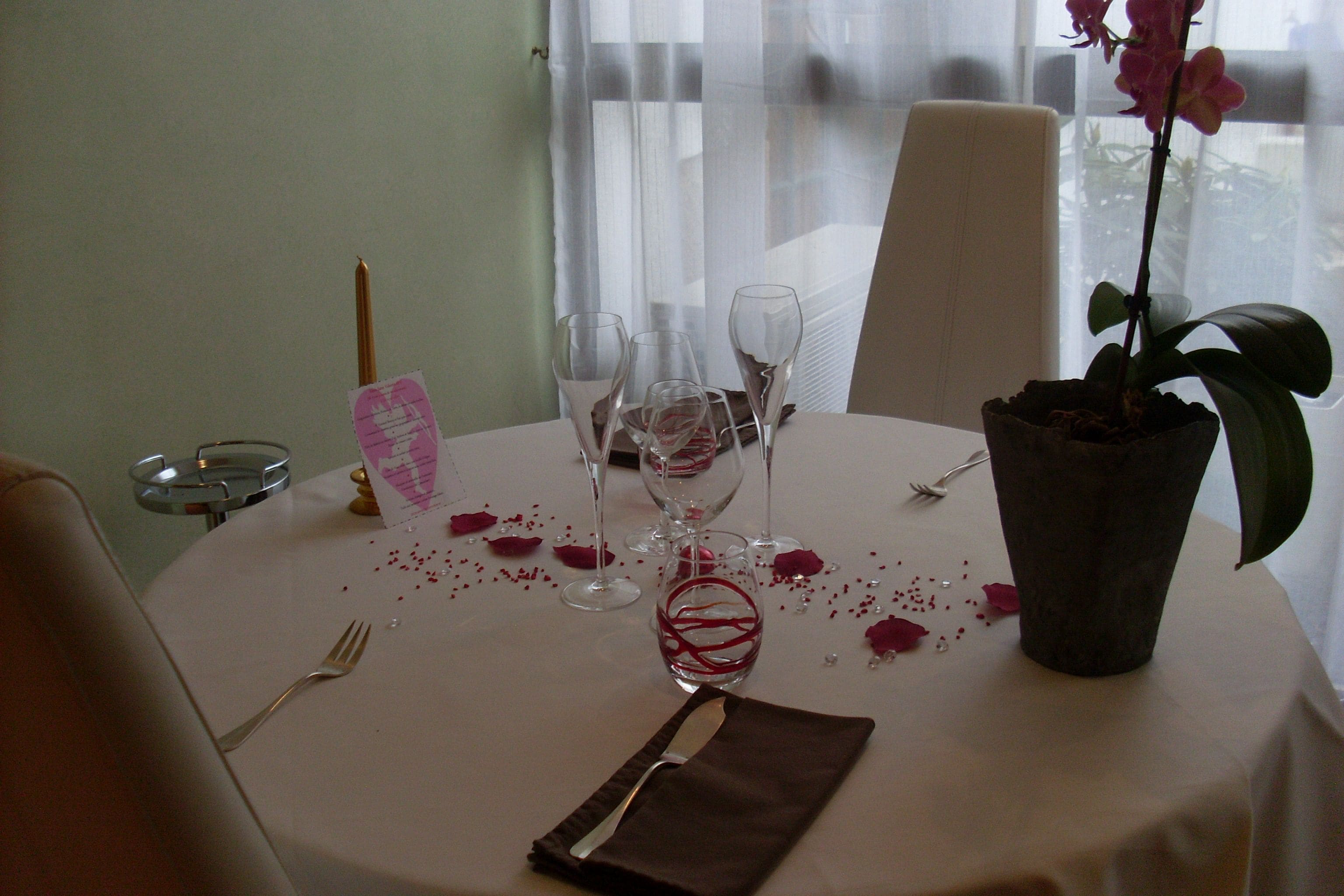 Una mesa puesta para comer, con copas de vino, un cuchillo y una servilleta.