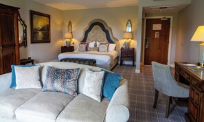 In-room safe, desk, blackout curtains, iron/ironing board - Peak Edge Hotel (Chesterfield)