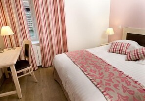 Dobbeltrom – standard | Individuelt dekorert, individuelt innredet og skrivebord