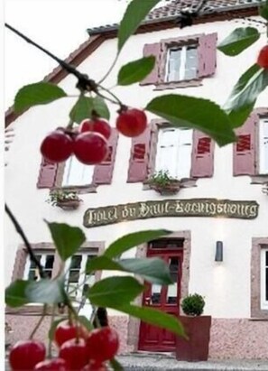 Un edificio con un letrero que dice "Hotel de Boulainville".