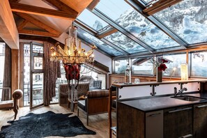 Sky & Stars Suite | Olohuone | 48–tuumainen taulutelevisio, jossa kaapelikanavat