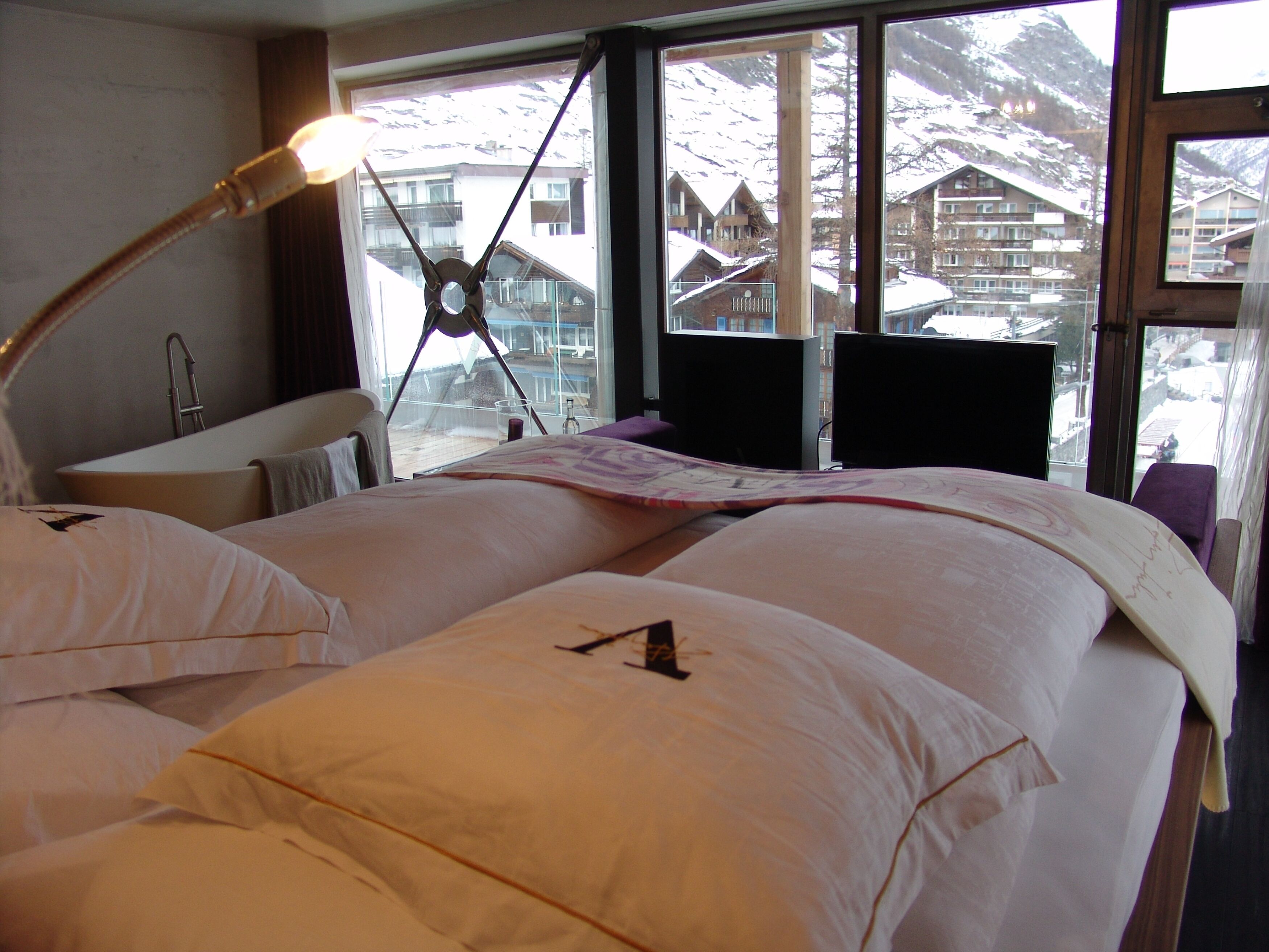 deluxe room | 1 bedroom, down duvets, free minibar, in-room safe