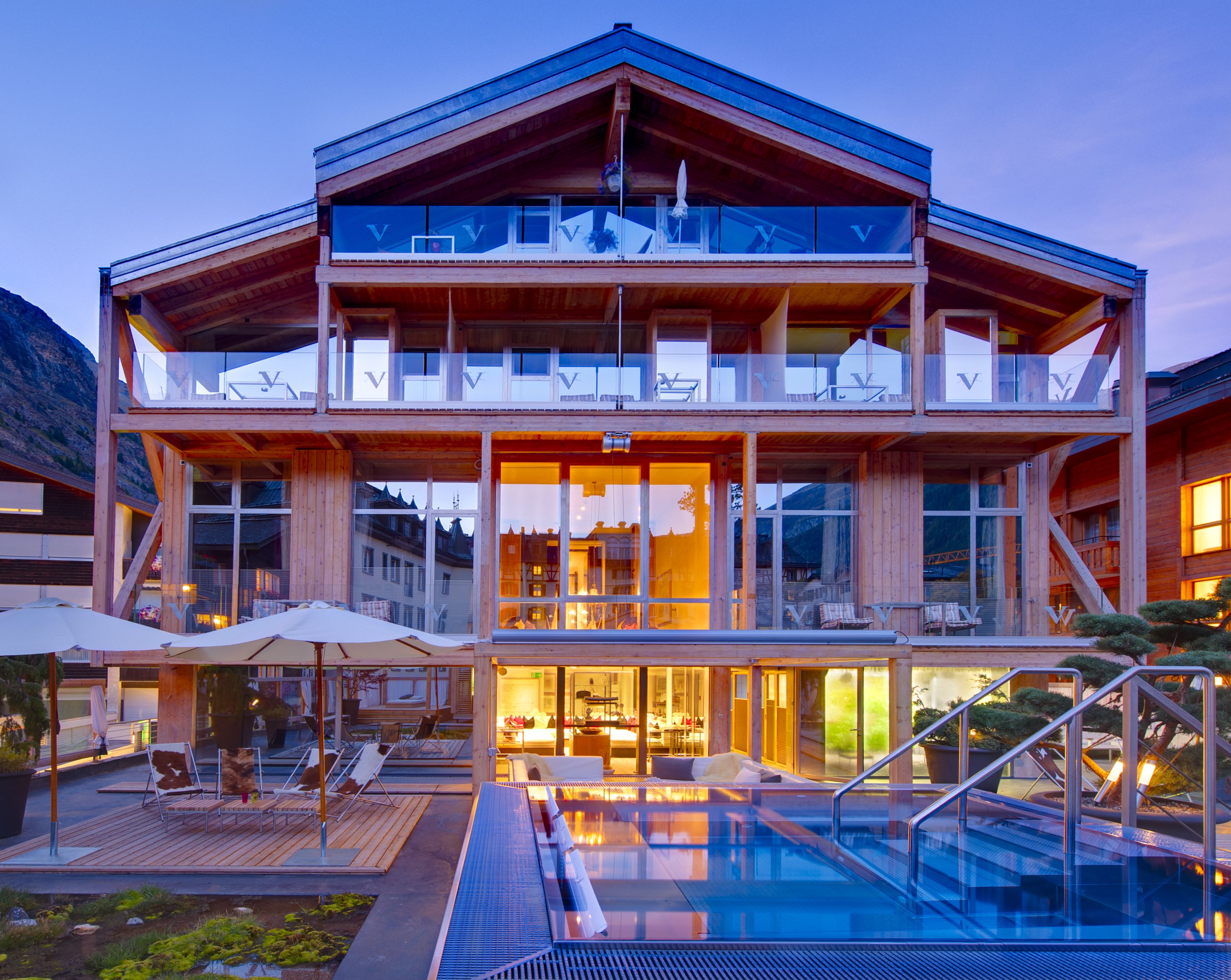 Outdoor pool, sun loungers