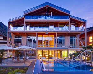 Ulkouima-allas, aurinkotuoleja