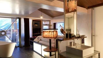 Deluxe Room | 1 bedroom, down duvets, free minibar, in-room safe