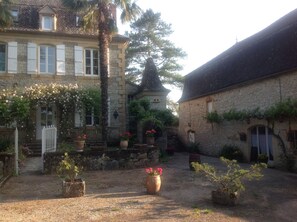 Courtyard - Domaine de Granval (Saint-Michel-Loubejou)