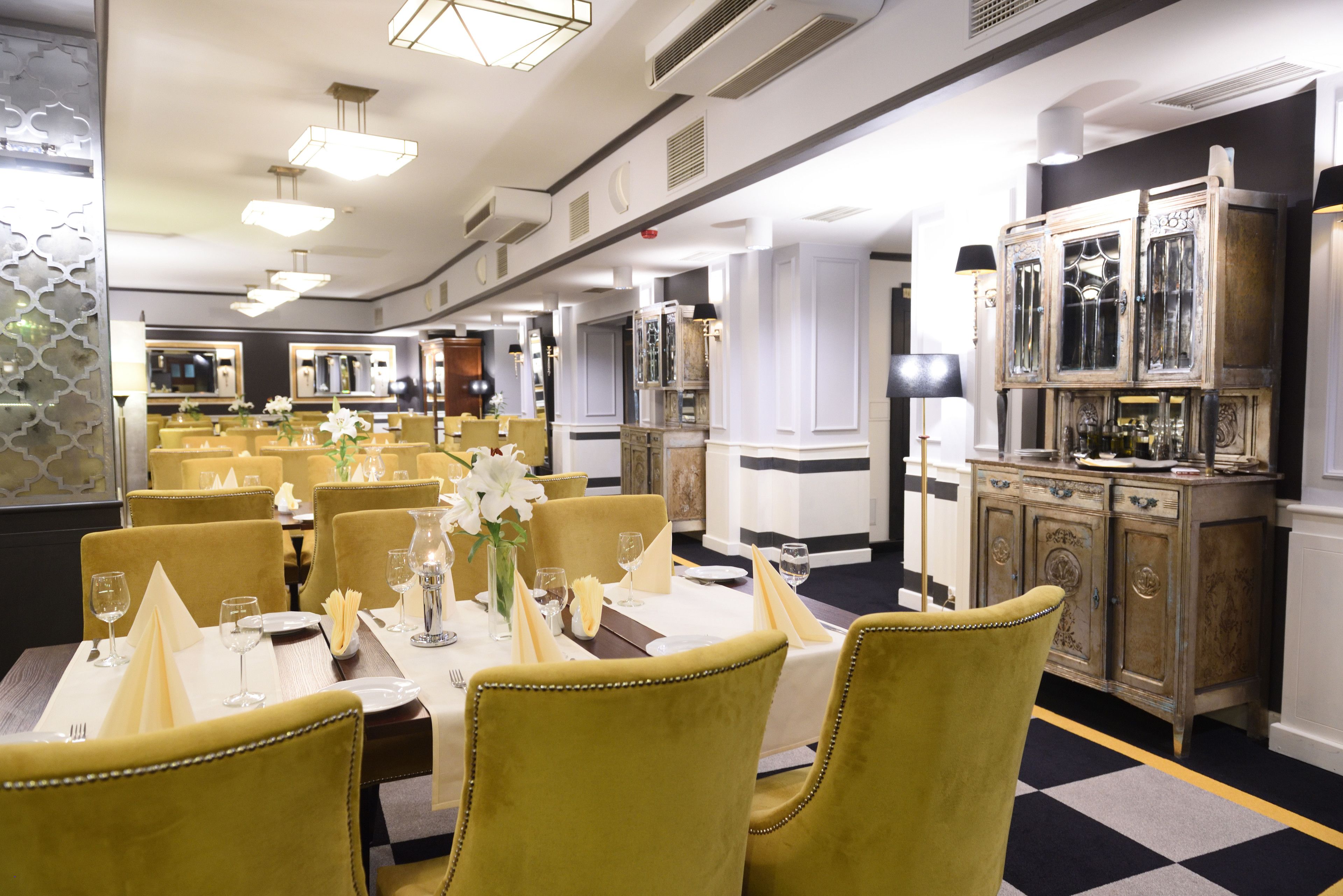 Phục vụ bữa sáng, bữa trưa và bữa tối 