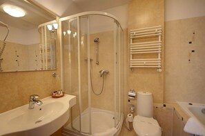 Double Room Single Use | Bathroom | Hair dryer, towels - Hotel Moscicki Resort & Conference (Inowlodz)