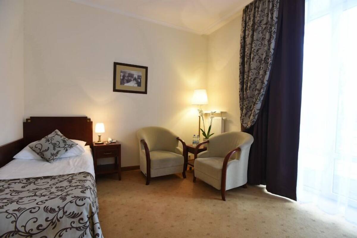 Single Room | Premium bedding, pillowtop beds, minibar, in-room safe
