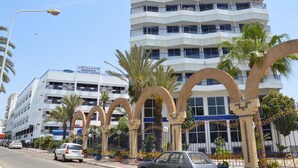 Un immeuble à plusieurs étages sur lequel on peut lire l’inscription : « Résidence Yasmina Agadir ».