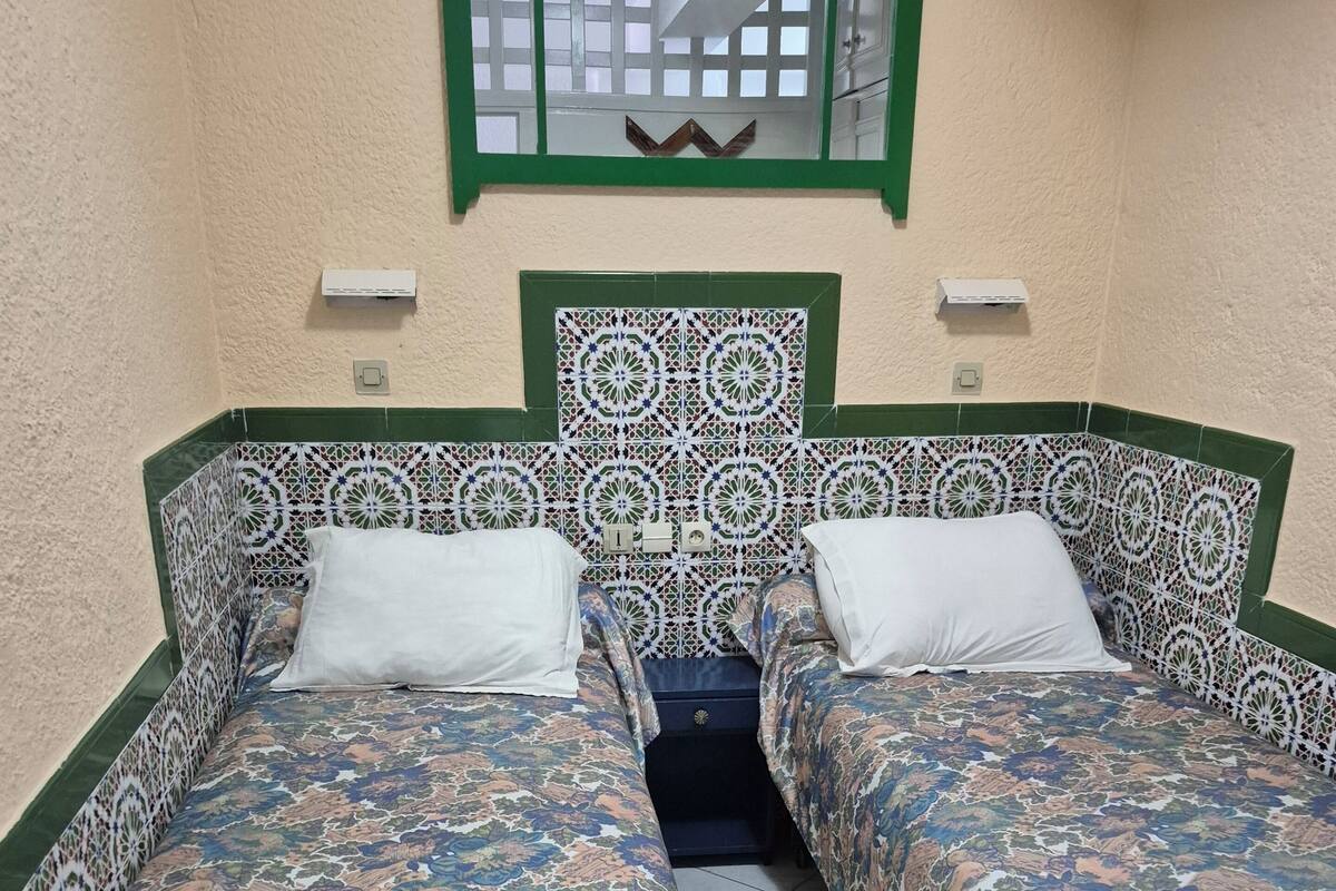 1 habitación, escritorio, cortinas blackout y cunas 