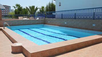 2 室外游泳池,08:00 至 18:30 开放,池畔遮阳伞,日光浴躺椅