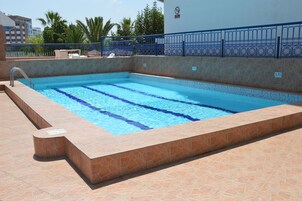 2 piscinas al aire libre, sombrillas, sillones reclinables de piscina