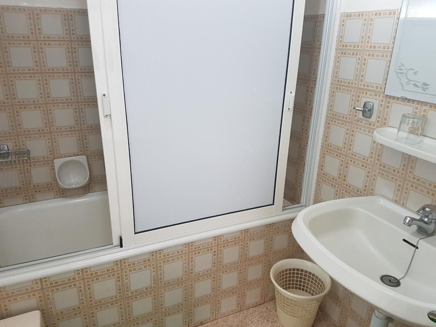 Une salle de bain avec une baignoire, des toilettes et un lavabo.