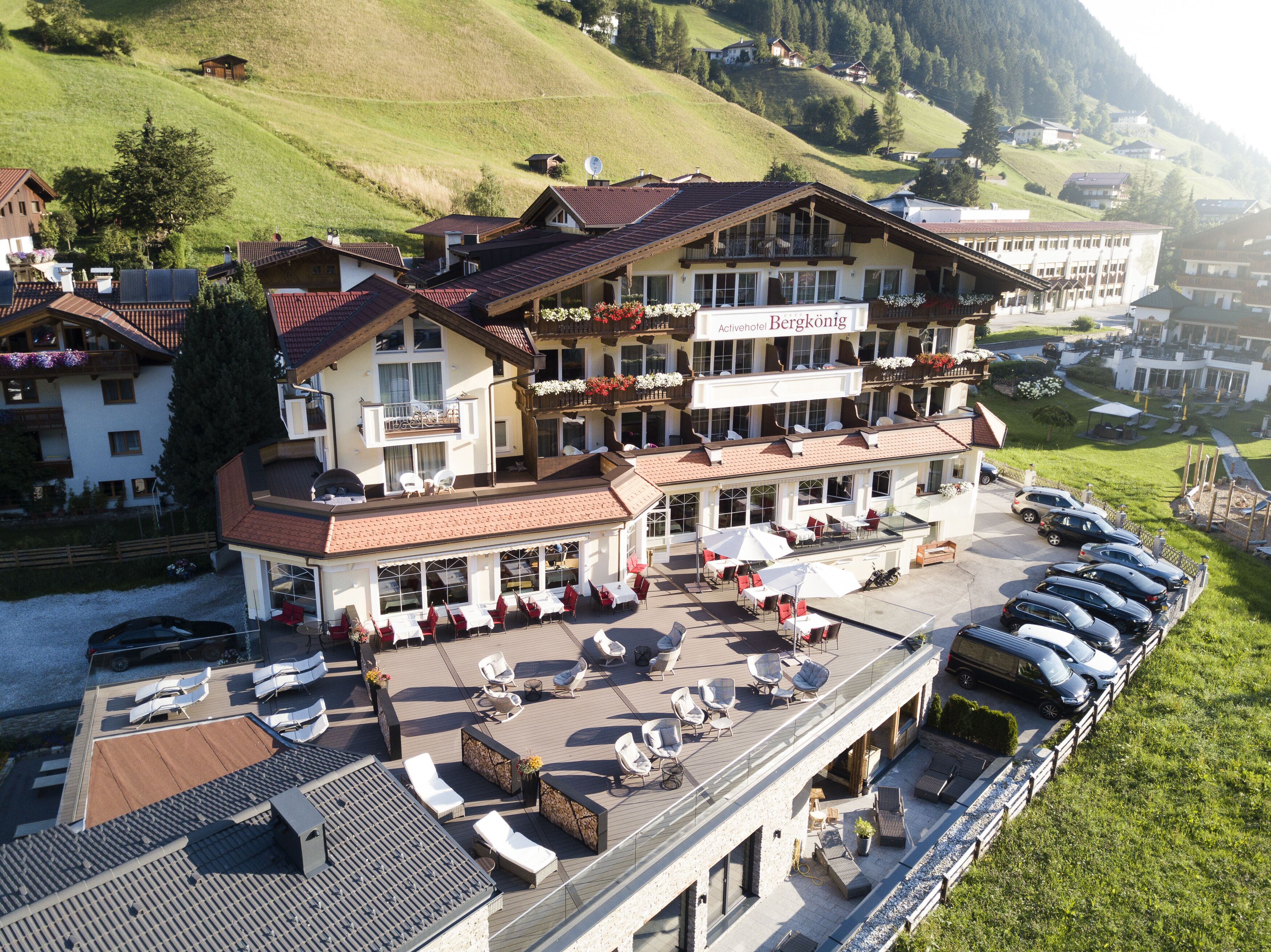 Un hôtel doté d’une terrasse, de coins salon extérieurs et offrant une vue sur le paysage environnant.