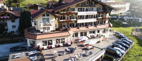 Un hôtel doté d’une terrasse, de coins salon extérieurs et offrant une vue sur le paysage environnant.