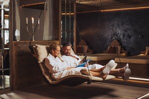 Een sauna, een stoombad, warm/mineraalwaterbronnen, een Turks bad/hammam