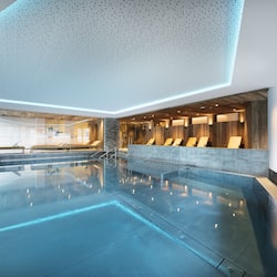 Piscina interna, piscina externa, guarda-sóis, espreguiçadeiras