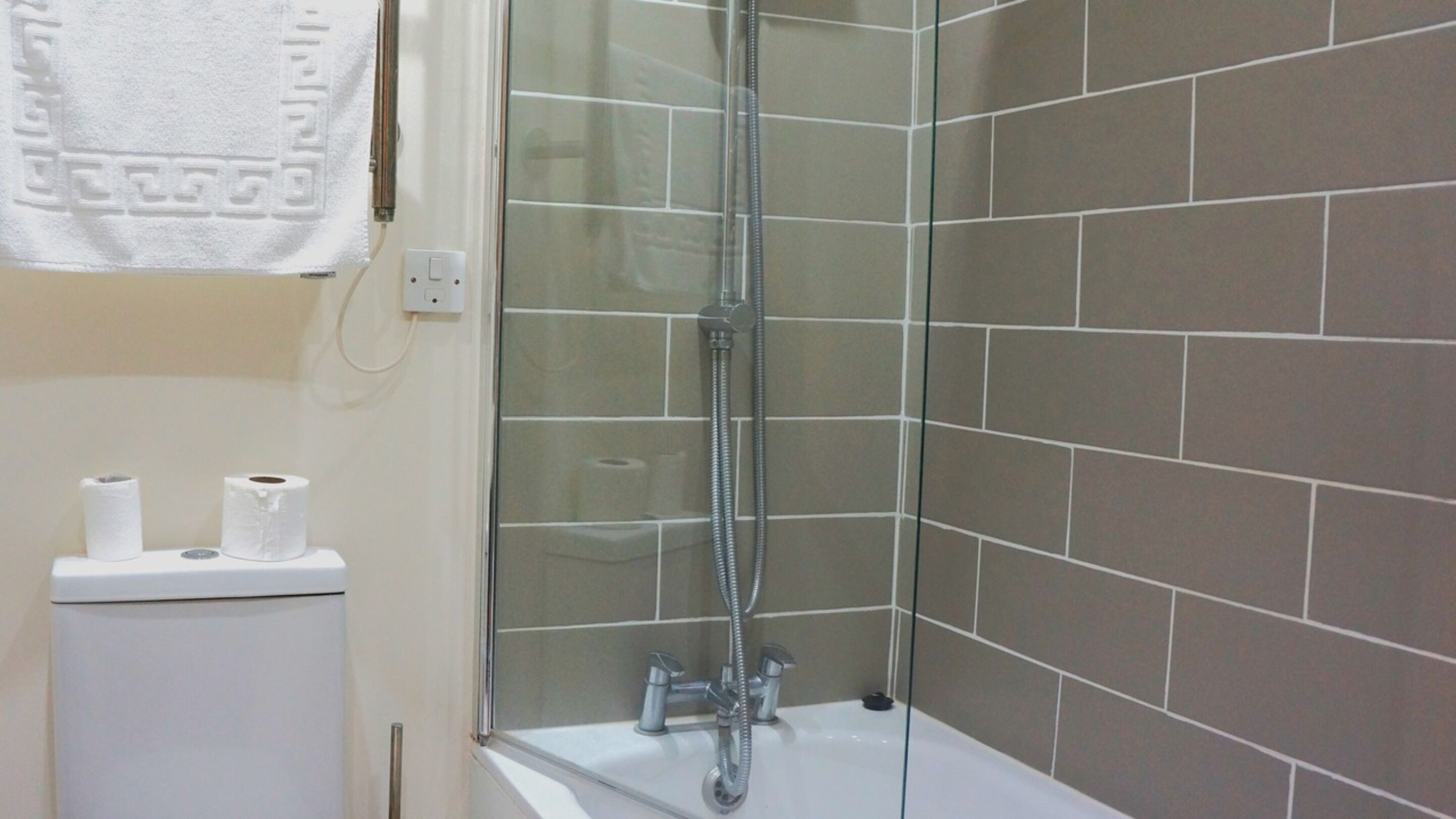 Standard Twin Room, 2 Twin Beds | Bathroom | Shower, free toiletries, towels, soap