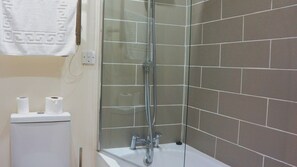 Standard-Zweibettzimmer, 2 Einzelbetten | Badezimmer | Dusche, kostenlose Toilettenartikel, Handtücher, Seife